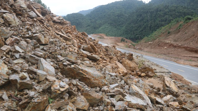 Roads in central Vietnam heavily ruined by storm Molave
