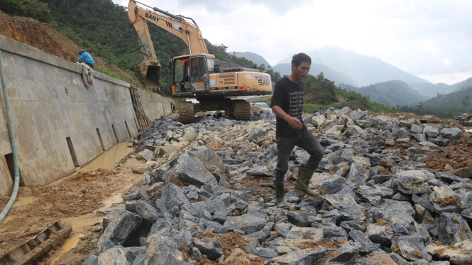 Roads in central Vietnam heavily ruined by storm Molave