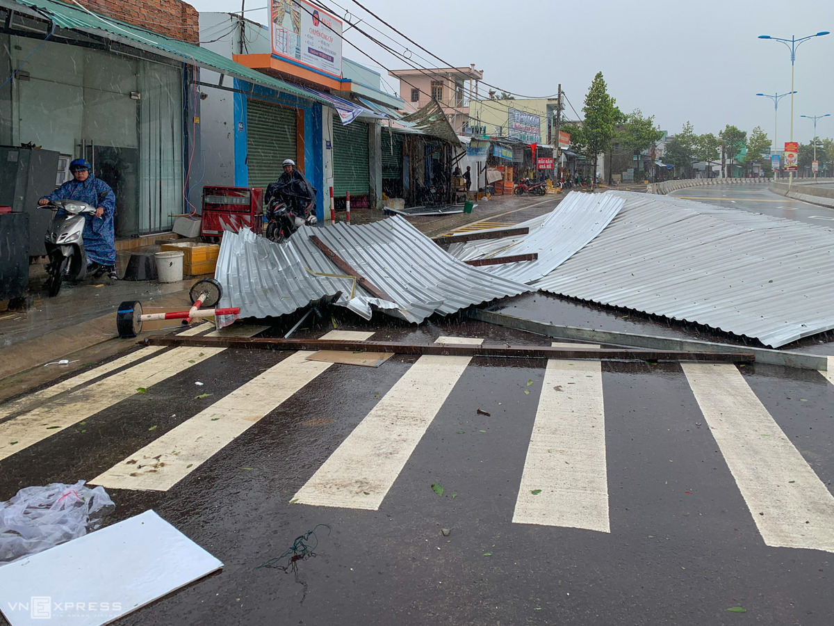 Storm Etau kills two people, blows off house roofs  in central Vietnam