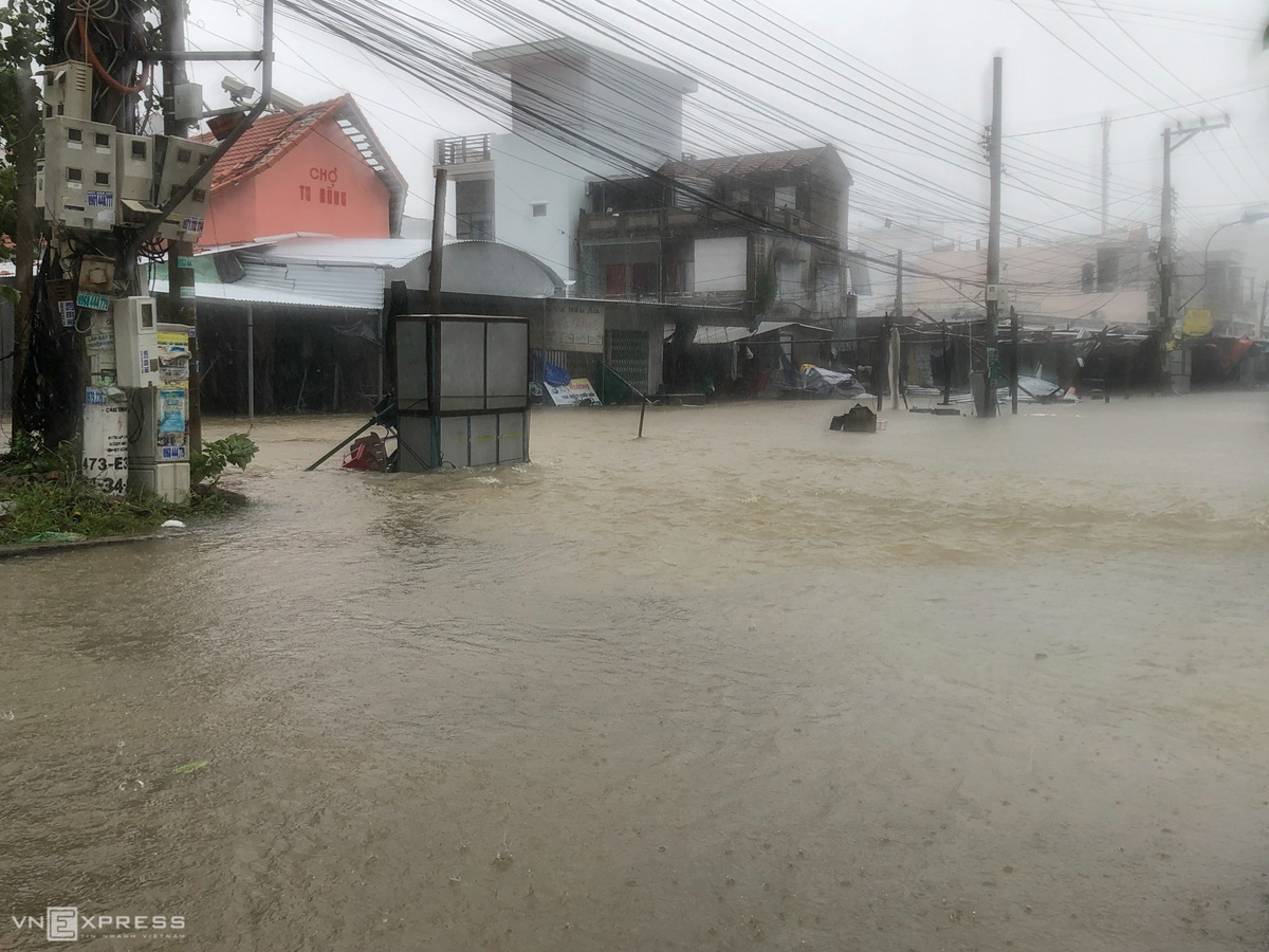 Storm Etau kills two people, blows off house roofs  in central Vietnam