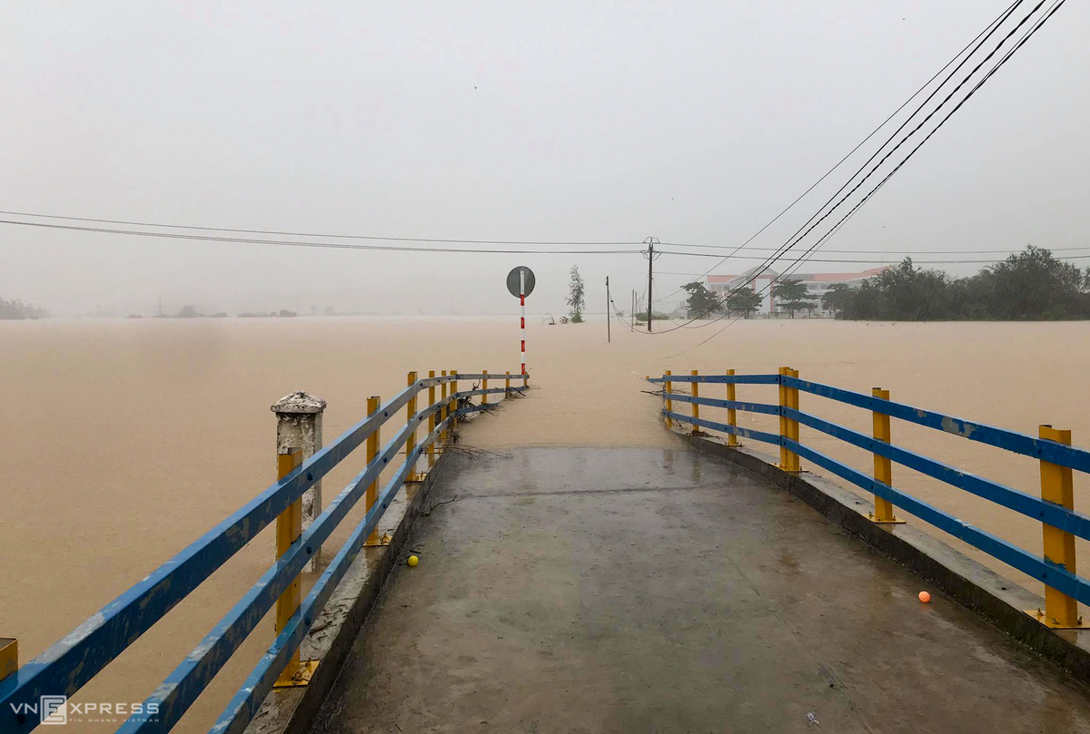 Storm Etau kills two people, blows off house roofs  in central Vietnam