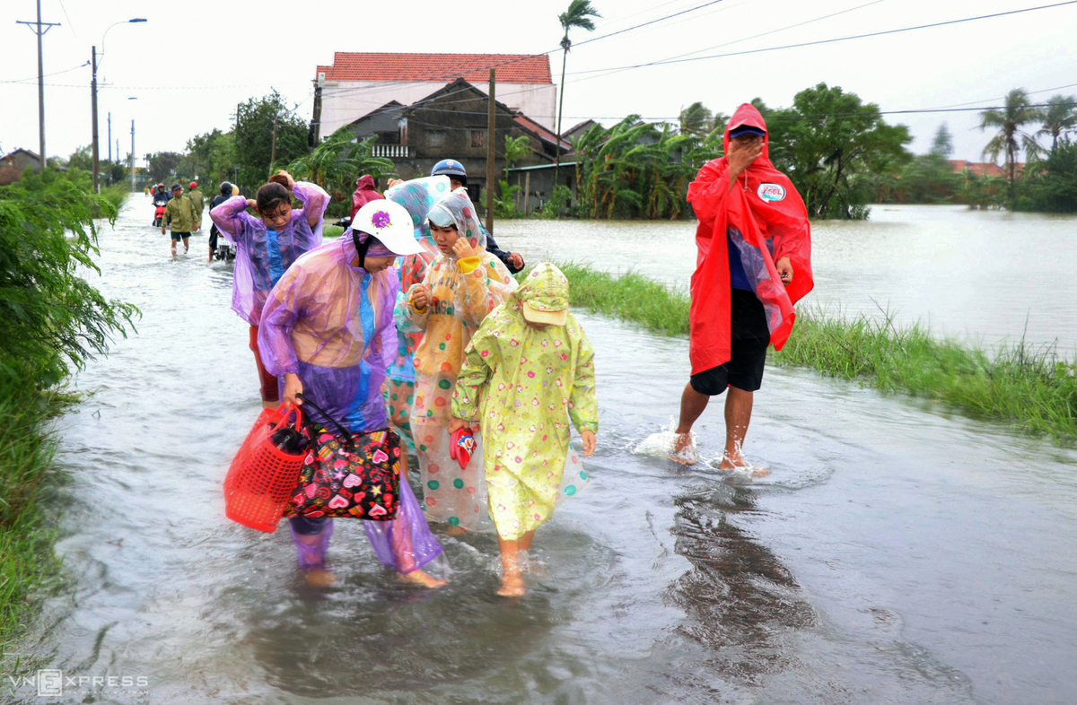 Storm Etau kills two people, blows off house roofs  in central Vietnam