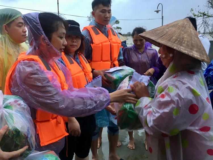 overseas vietnamese student asociations in china present gifts to flood victims in central vietnam