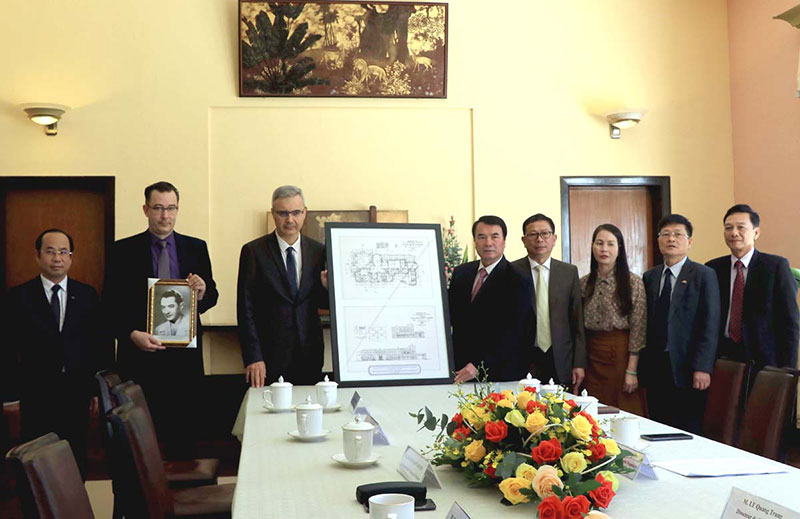 French Ambassador gifts graphic architectural design of Bao Dai Palace to Vietnam