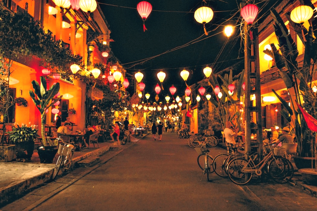 Hoi An reopens pedestrian streets, craft villages after months closing due to COVID-19 and floods