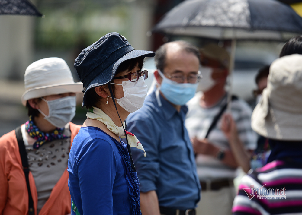 Quang Nam to fine people for not wearing face masks in public places