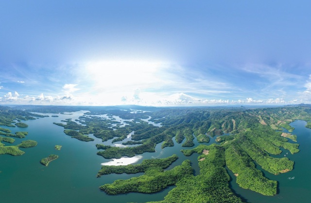 Dreamy beauty of the lake dubbed as “Ha Long Bay of Central Highlands”