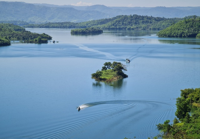 Dreamy beauty of the lake dubbed as “Ha Long Bay of Central Highlands”