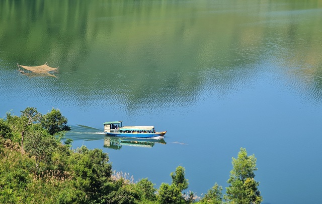Dreamy beauty of the lake dubbed as “Ha Long Bay of Central Highlands”