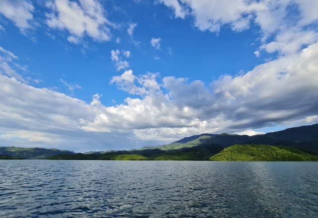 Dreamy beauty of the lake dubbed as “Ha Long Bay of Central Highlands”