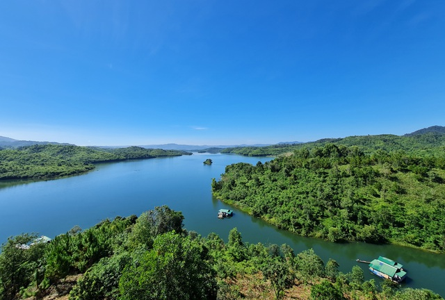 Dreamy beauty of the lake dubbed as “Ha Long Bay of Central Highlands”