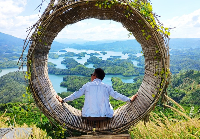 Dreamy beauty of the lake dubbed as “Ha Long Bay of Central Highlands”