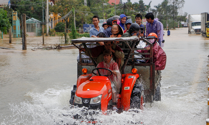 Disaster hit Vietnam’s central provinces receive more financial aid