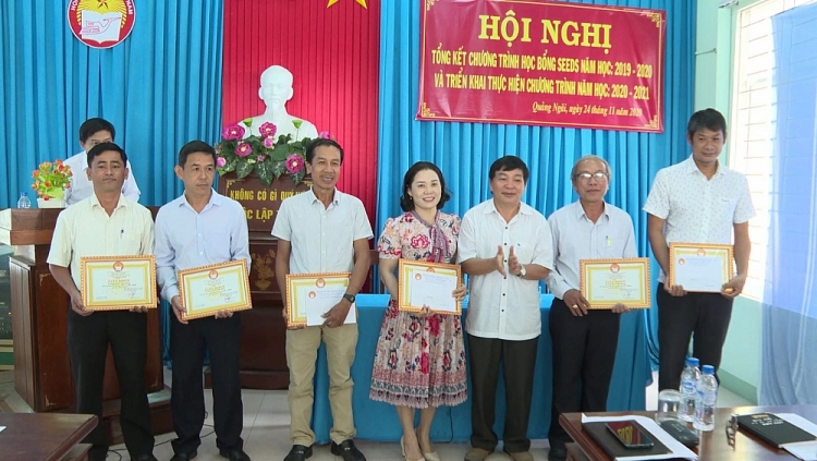 Quang Ngai students receive SEEDS scholarship in 2020-2021 school year