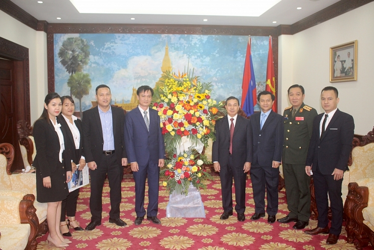 Lao Embassy in Vietnam: “Turning” ” congratulatory flowers into presents for disaster-hit victims in Central Vietnam