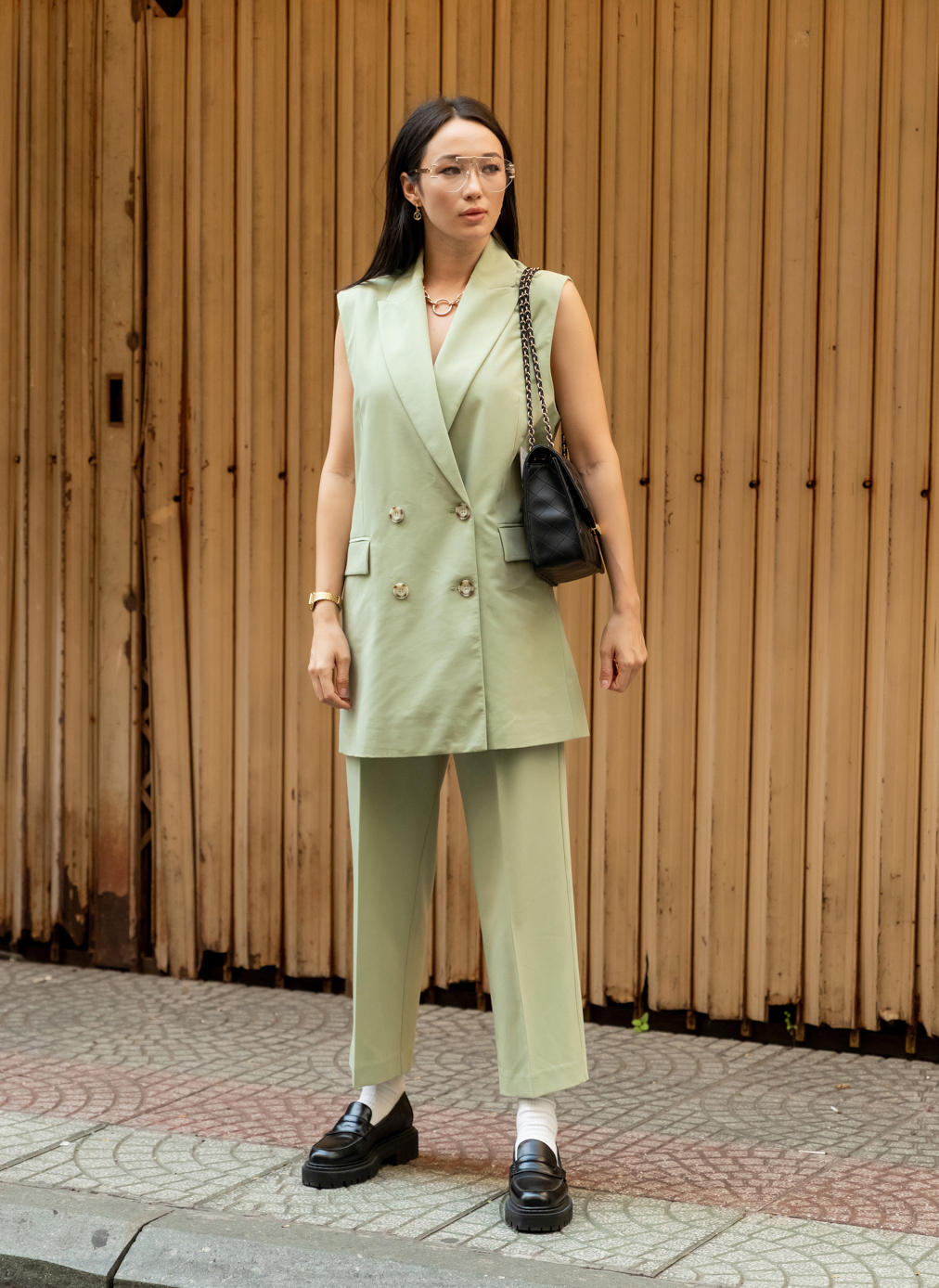 Saigon fashionistas shine in costumes that well matched with COVID-19 accessories