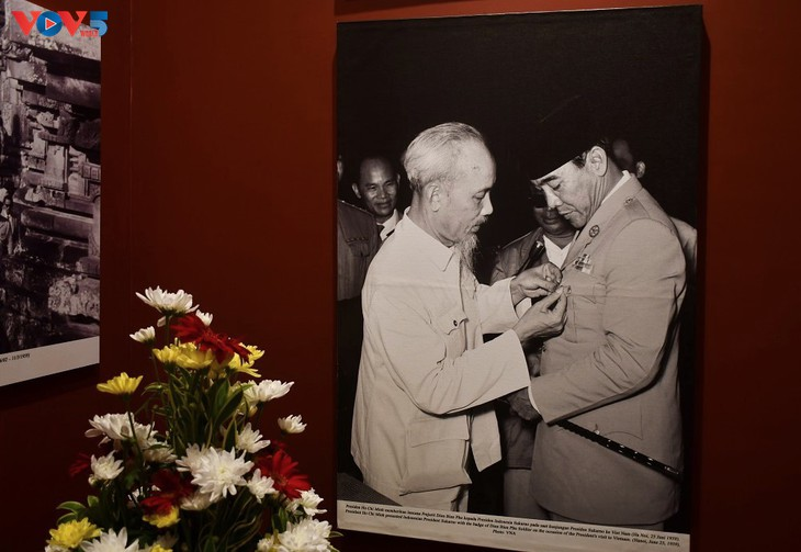Photo exhibition celebrates 65th anniversary of Vietnam-Indonesia diplomatic ties