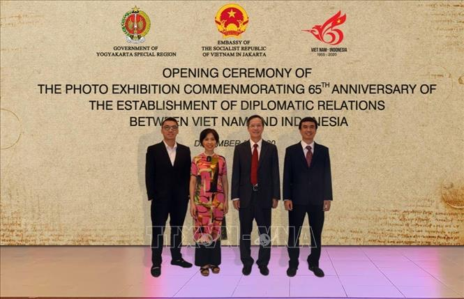 Photo exhibition celebrates 65th anniversary of Vietnam-Indonesia diplomatic ties