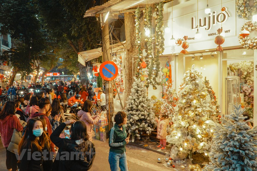 In photos: Hanoi' Old Quater overwhelmed in vibrant ambiance ahead of Christmas