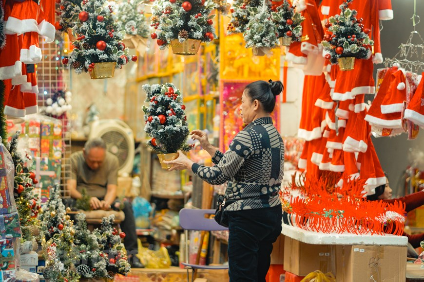 In photos: Hanoi' Old Quater overwhelmed in vibrant ambiance ahead of Christmas