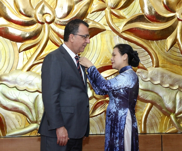 VUFO presents medal "For peace and friendship among nations" to Chilean Ambassador to Vietnam