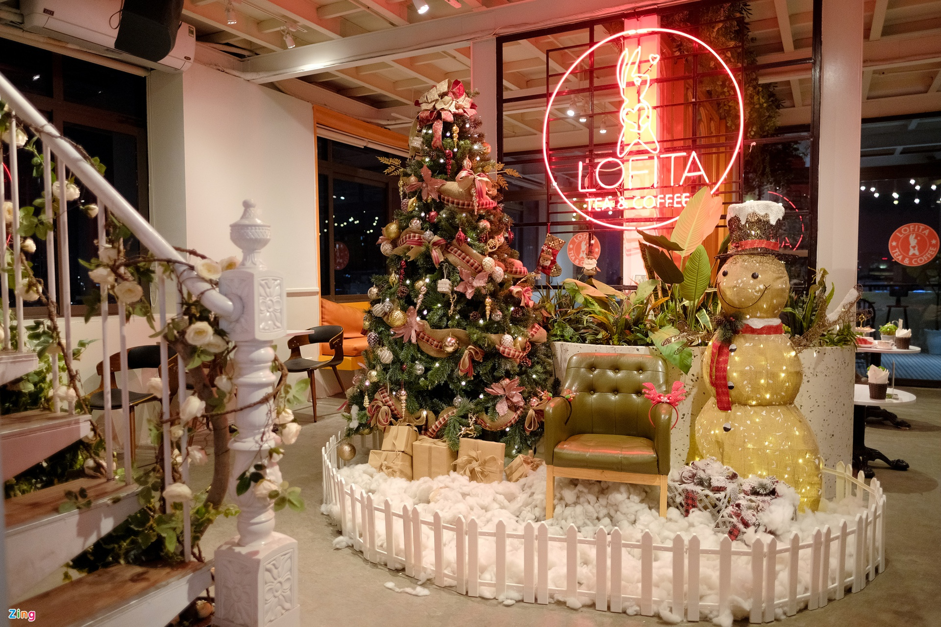 three coffee shops in hanoi to take christmassy photos