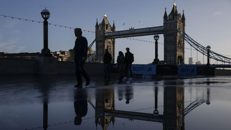 London imposed emergency lockdown as new virus strain detected