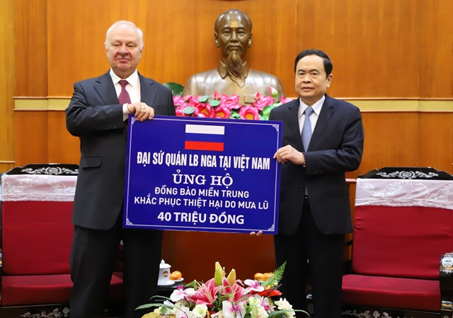 Russian Embassy in Vietnam hands over donation for flood victims in Central region