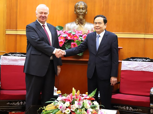 Russian Embassy in Vietnam hands over donation for flood victims in Central region