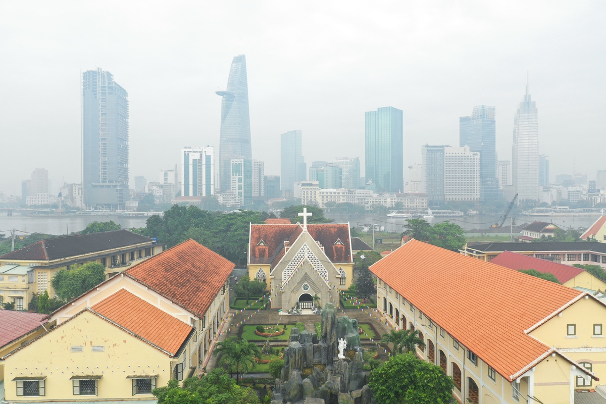 Vietnam’s southern metropolis dimmed in fog