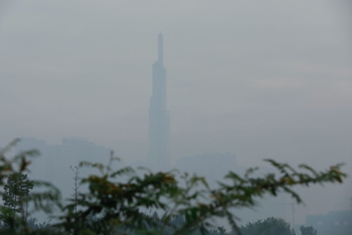 Vietnam’s southern metropolis dimmed in fog