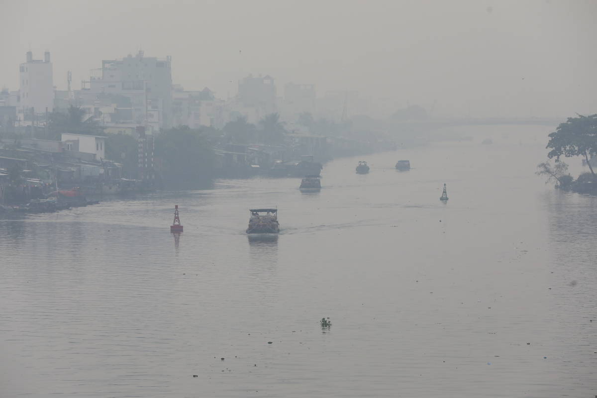 Vietnam’s southern metropolis dimmed in fog