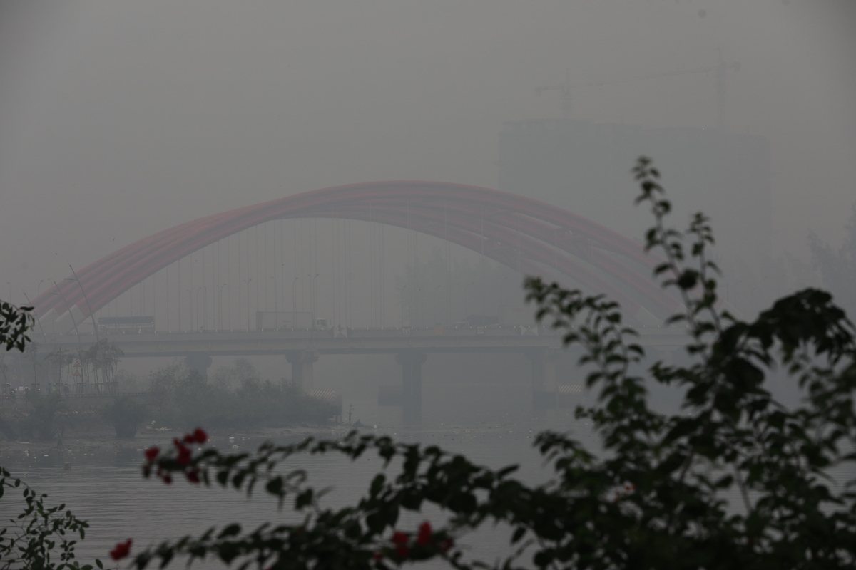 Vietnam’s southern metropolis dimmed in fog