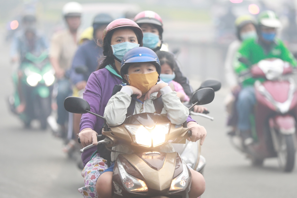 Vietnam’s southern metropolis dimmed in fog