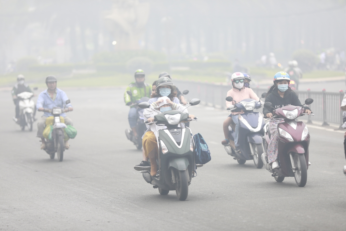 Vietnam’s southern metropolis dimmed in fog