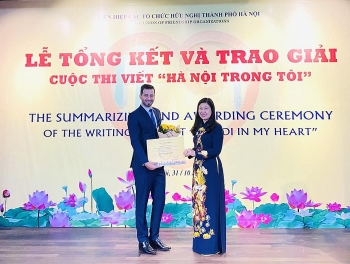 contestant from palestine won first prize of writing contest hanoi in my heart