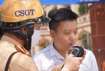 vietnamese traffic policer fines drivers by doing push ups for not wearing face mask