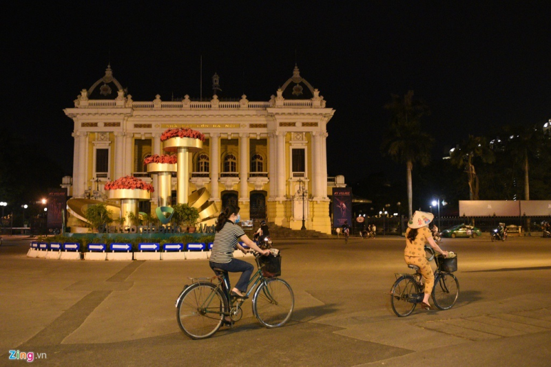 hanois streets become empty as shutdown order taken into effect due to coronavirus threats