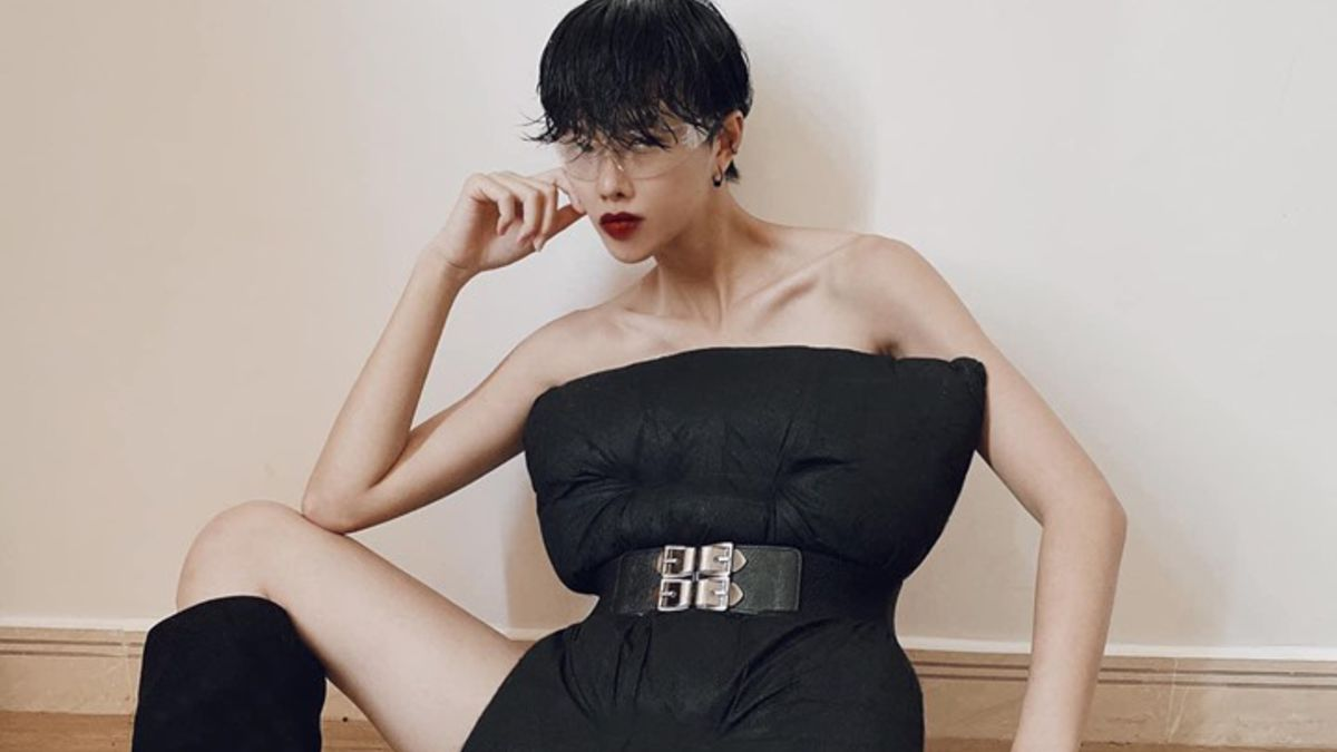 vietnamese and world fashionistas swing social media with pillow challenge quarantined trend