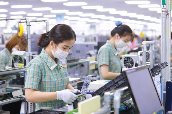 samsung vietnams factory locked down after a worker test positive for covid 19