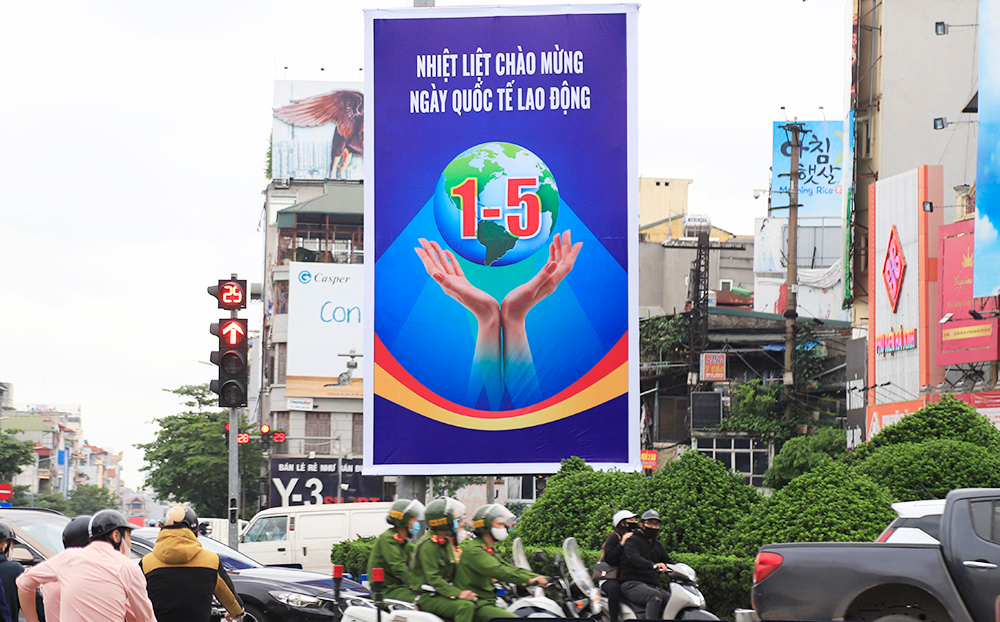 hanoi streets vibrant series of activities take place in welcoming national reunification day