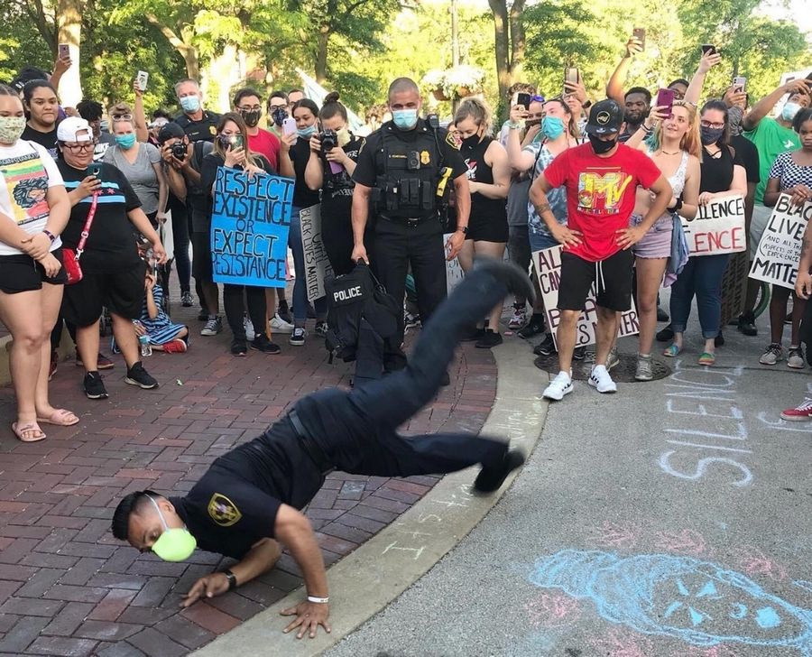 Illinois police officers join unexpected dance battle with peaceful demonstrators