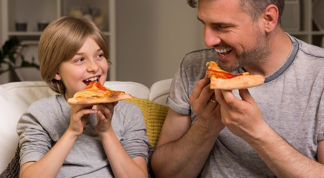 5252 father and son eating pizza e1497243355299