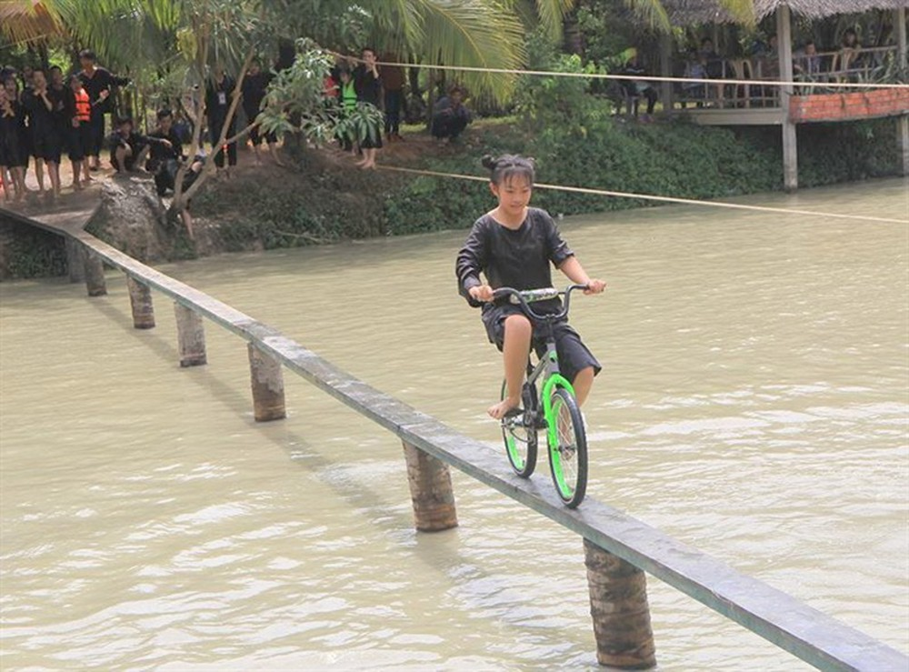 vietnams west attract visitors with exotic game on monkey bridge