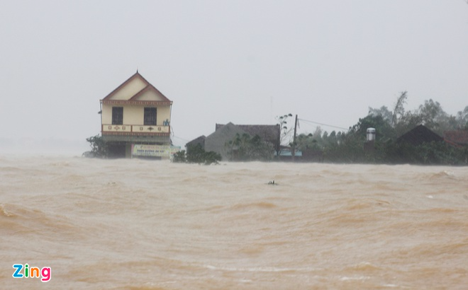 in photos record flooding in central vietnam thousands of houses deluged water