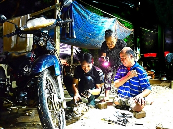 Motorbike mechanics closed shops, formed group to repair motorbikes in flooded areas