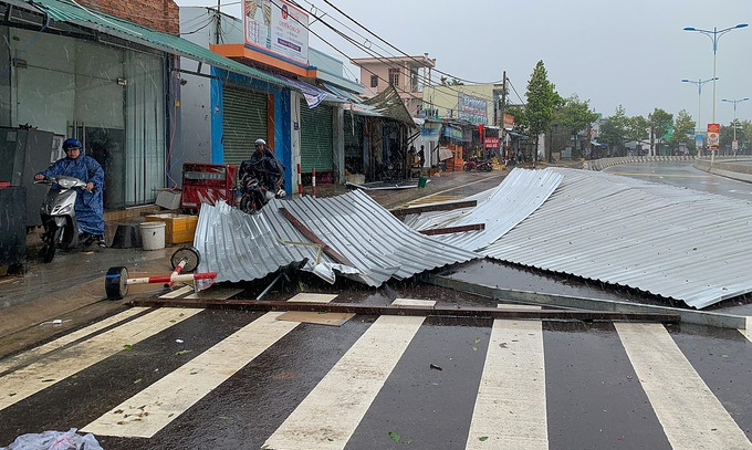 Storm Etau comes, Vietnam closes five airports