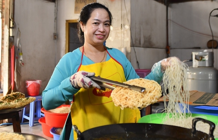 'Hu tieu pizza' - multicultural dish grabs tourists' attractions in Southwest Vietnam