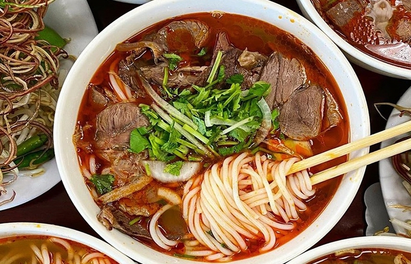How to cook 'Bun Bo Hue' (Hue style beef noodle soup)