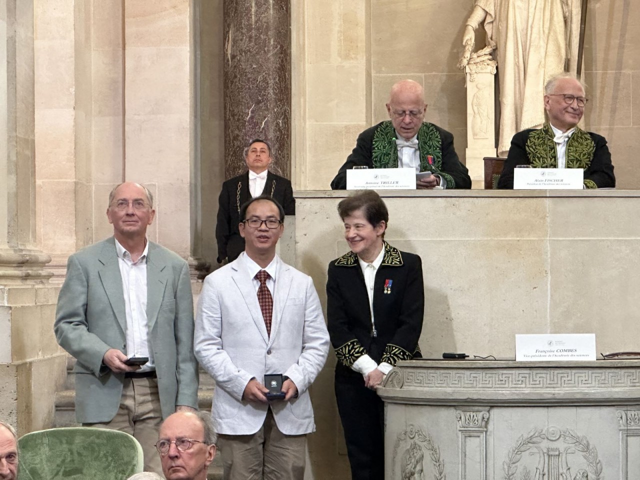 Two Vietnamese Scientists Receive French Noble Awards